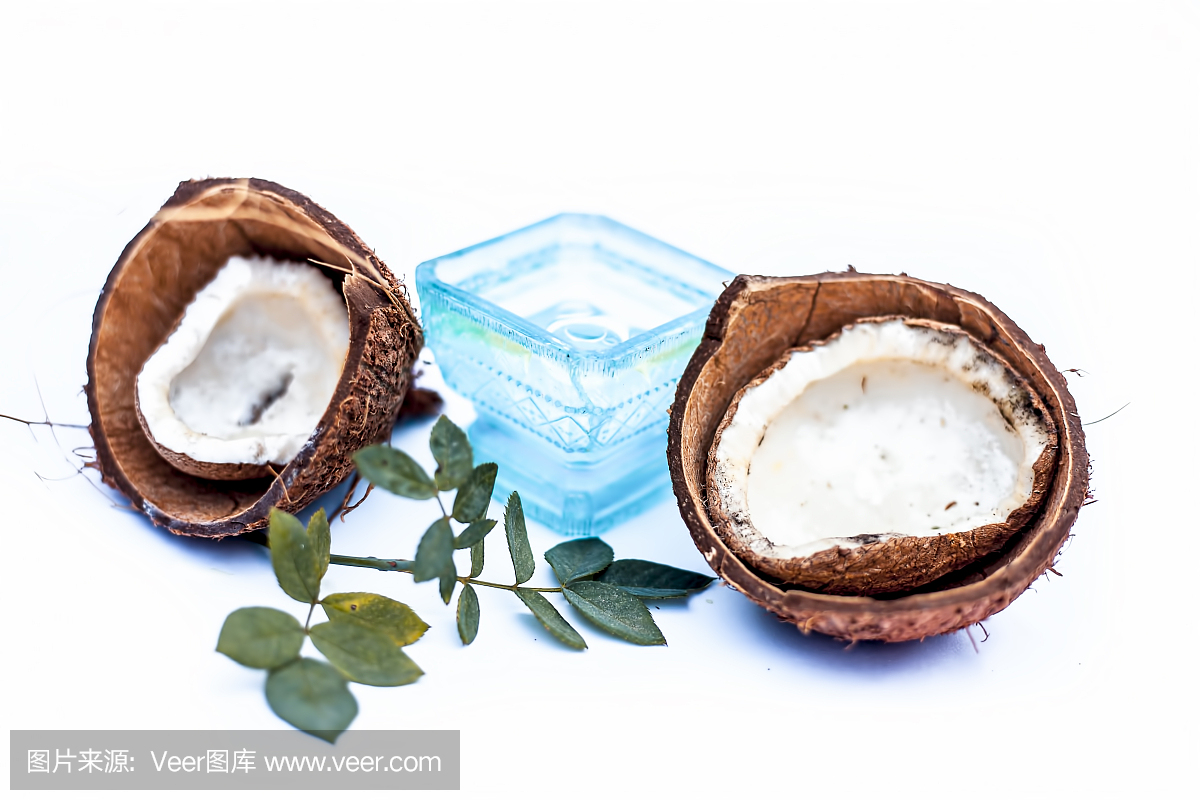 近距離的原料有機椰子油與原料椰子隔離在白色的藍色碗。